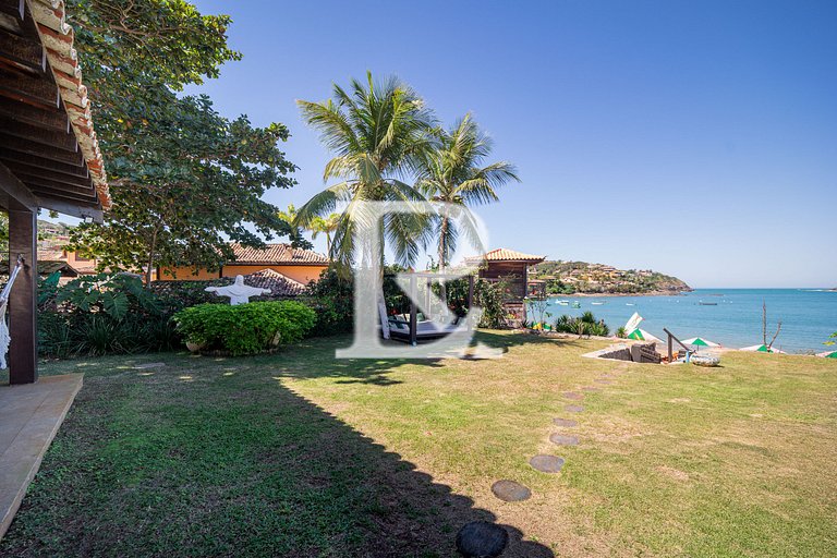 Casa com Cinco Quartos, Pé na Areia da Praia Ferradura Por L