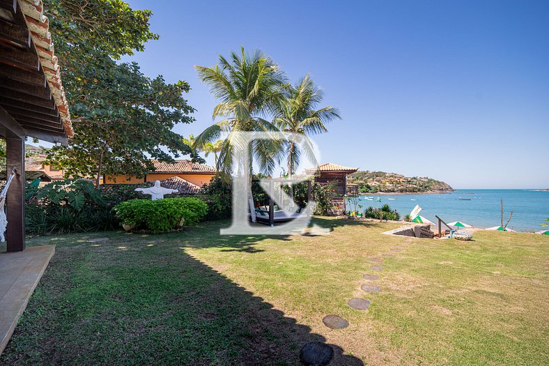 Casa com Cinco Quartos, Pé na Areia da Praia Ferradura Por L