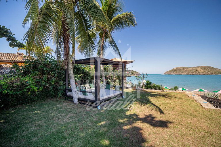 Casa com Cinco Quartos, Pé na Areia da Praia Ferradura Por L