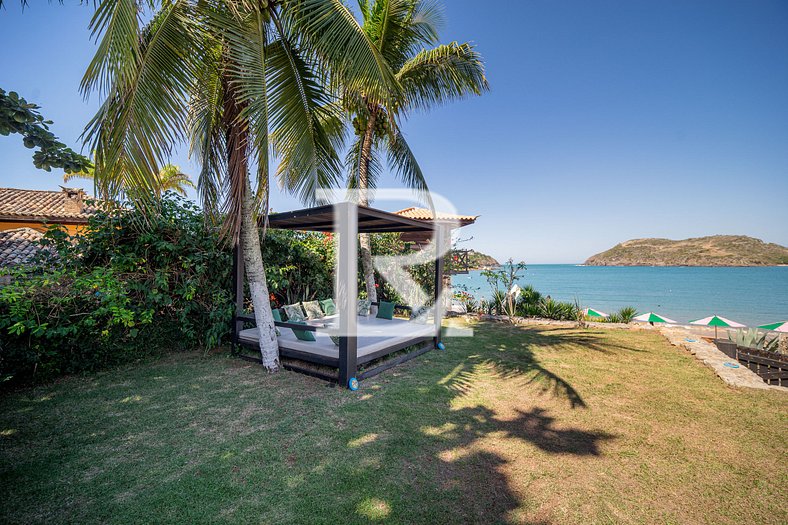 Casa com Cinco Quartos, Pé na Areia da Praia Ferradura Por L