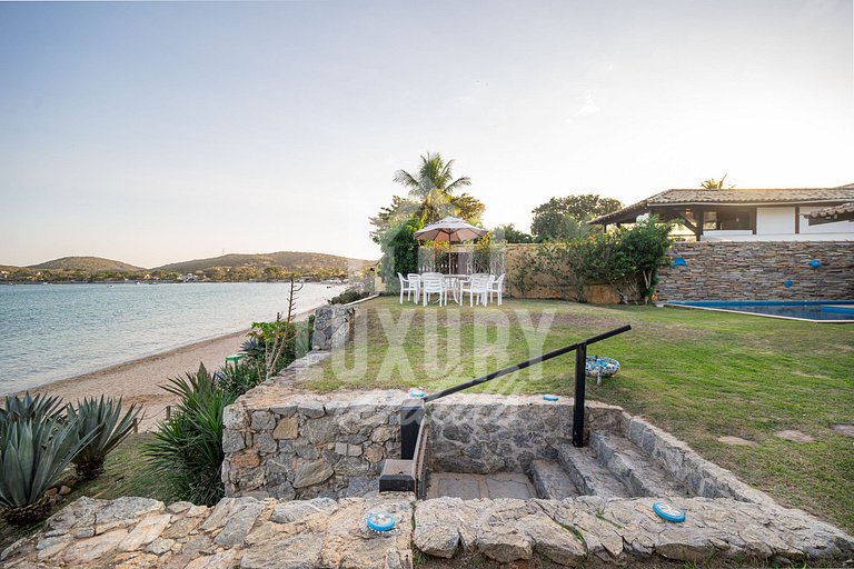 Casa com Cinco Quartos, Pé na Areia da Praia Ferradura Por L