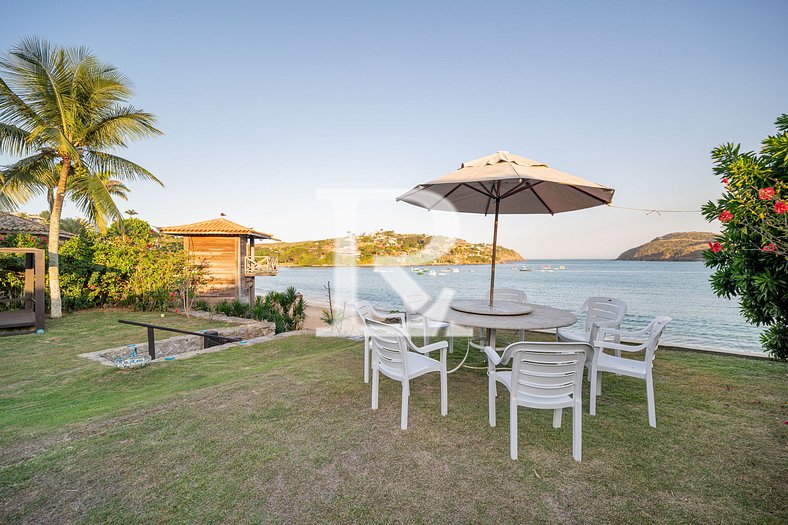 Casa com Cinco Quartos, Pé na Areia da Praia Ferradura Por L