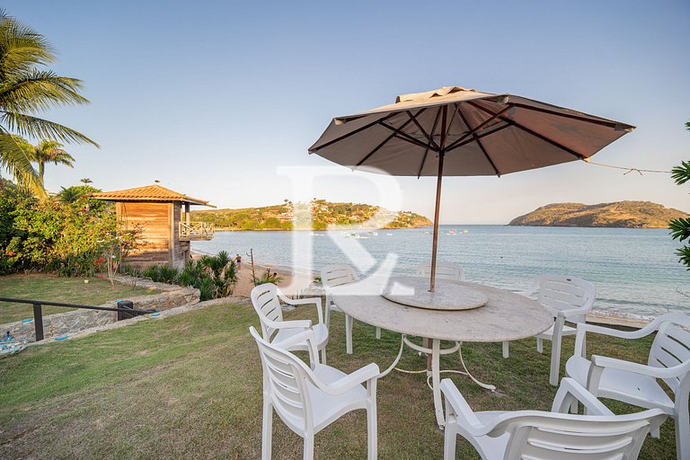 Casa com Cinco Quartos, Pé na Areia da Praia Ferradura Por L