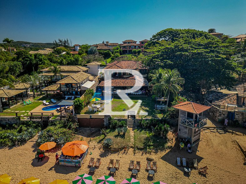 Casa com Cinco Quartos, Pé na Areia da Praia Ferradura Por L