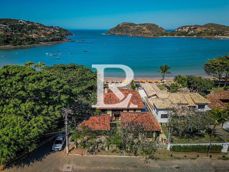 Casa com Cinco Quartos, Pé na Areia da Praia Ferradura Por L