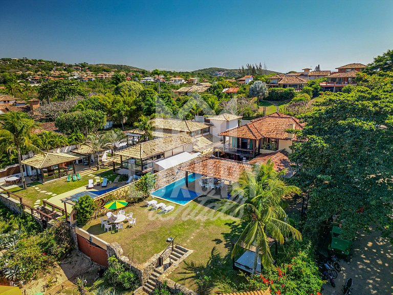 Casa com Cinco Quartos, Pé na Areia da Praia Ferradura Por L