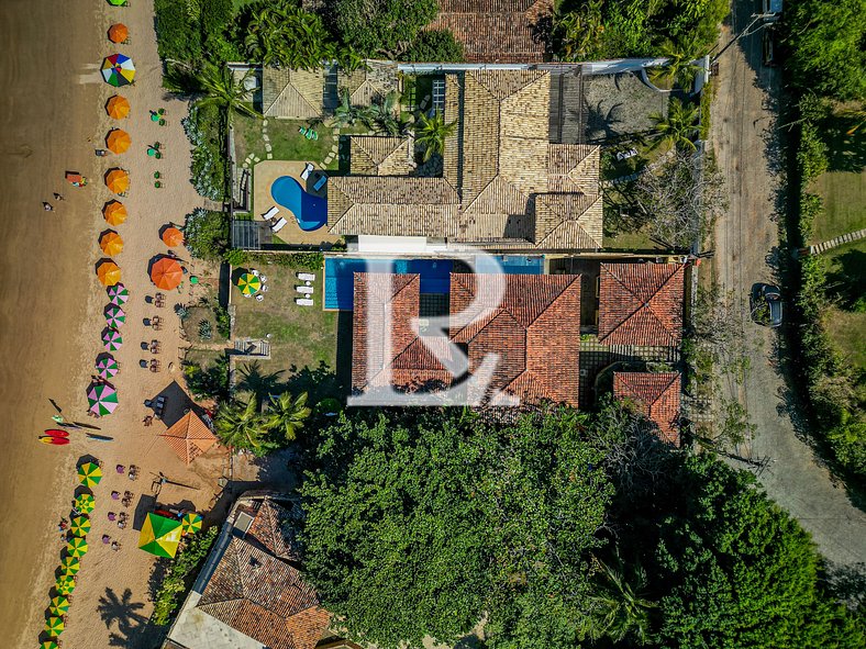 Casa com Cinco Quartos, Pé na Areia da Praia Ferradura Por L